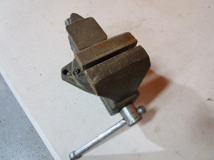 lot 98 image: 4 Bench Vise