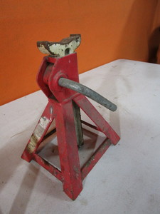 lot 109 image: Jack Stands