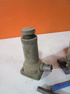 lot 110 image: Hydraulic Jacks