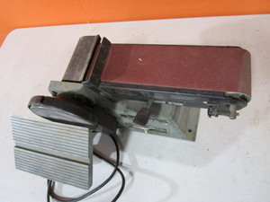 lot 51 image: Delta BeltDisc Sander