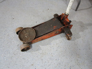 lot 125 image: Floor Jack