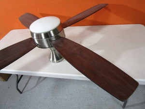 lot 27 image: Celling Fan & Light wRemote