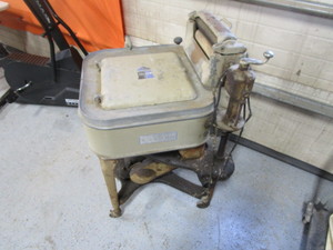 lot 255 image: Vintage Maytag Washer wWringer
