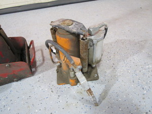 lot 15-B image: (2) Air Actuated Hydraulic Jacks (need work)