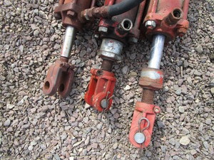 lot 15-C image: (3) Hydraulic Cylinders