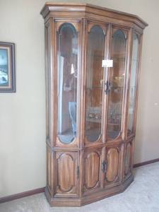 lot 31 image: Vintage15 x 48 x 88 1970s China Cabinet
