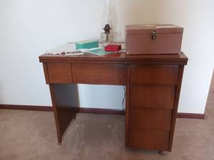 lot 18 image: 18 x15.5 x 52 White 1950s Vintage Zigzag Sewing Machine Open Table W Zigzag Sewing Accessories