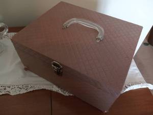 lot 23 image: Vintage Sewing Kit