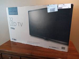 lot 48 image: Insignia 32 LED TV 720p
