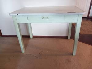 lot 49 image: 1950s Enamel Topped Kitchen Table