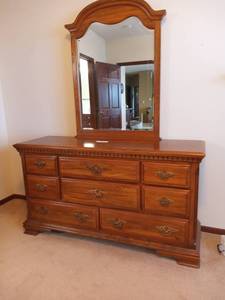 lot 06 image: 1980s Sumter Cabinet Company Dresser W Mirror
