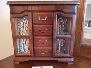 lot 68 image: Musical Jewelry Box Joy Imports The Way We Were Full of Vintage Jewelry
