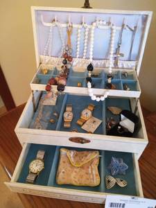 lot 69 image: Vintage Jewelry Box Full