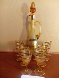 lot 82 image: Gold Wine Glass & Pitcher Set