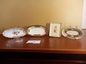 lot 101 image: Vintage Floral Plates
