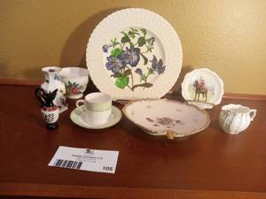 lot 105 image: Assorted Vintage Kitchen Collectables