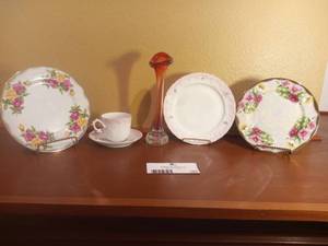 lot 107 image: Vintage Collectible Plates and Teacup