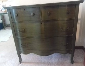 lot 03 image: Vintage 20 x 38 x 35 Green Dresser