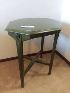 lot 08 image: 27 x 22 x 28 Vintage Green Table