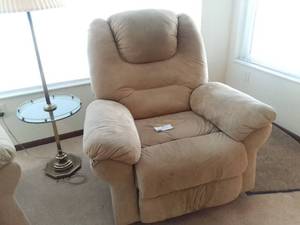 lot 07 image: 33 x 30 x 40 Recliner Chair