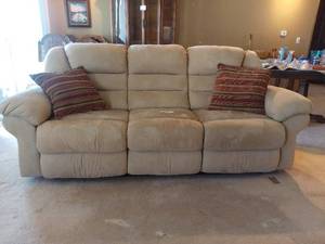 lot 05 image: Recliner Couch 2005