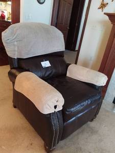 lot 32 image: Dark Brown Recliner Chair