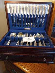lot 71 image: Silverplate Tableware Set in Wooden Velvet Box