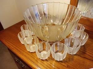 lot 119 image: Punch Bowl and Cup Set