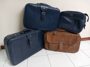 lot 120 image: Vintage American Tourister Suitcases