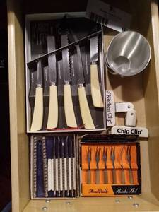 lot 147 image: Napkins, Forks, Bowls & Knives Set