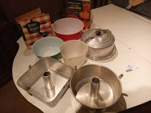 lot 171 image: Vintage Baking Collection