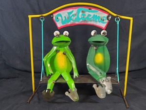 lot 15 image: New Large Recycled Metal Garden Art Welcome Frogs on Swing
