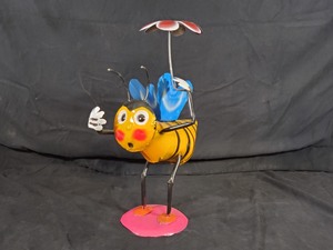 lot 21 image: New Recycled Metal Garden Art Bee with Flower Umbrella
