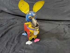 lot 30 image: New Recycled Metal Garden Art Bobblehead Dog