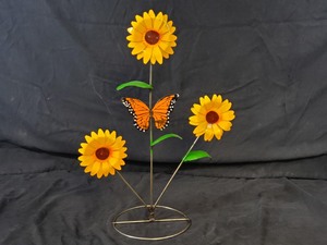 lot 34 image: New Recycled Metal Garden Art Sunflowers and Butterfly