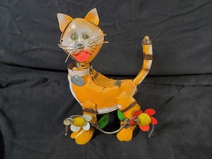 lot 38 image: New Recycled Metal Garden Art Bobblehead Kitty Cat