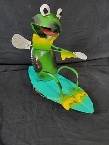 lot 53 image: New Recycled Metal Garden Art Frog Kayaking  Canoeing  Paddleboarding