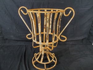 lot 73 image: New Recycled Metal Garden Art Shabby Chic Style Planter