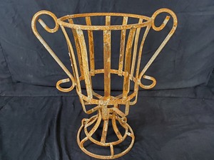 lot 74 image: New Recycled Metal Garden Art Shabby Chic Style Planter