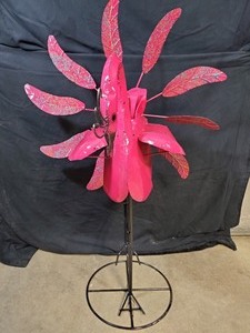 lot 16 image: New Large Recycled Metal Garden Pink Flamingo Spinner