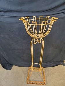 lot 39A image: New Metal Planter Basket  Vine Trellis
