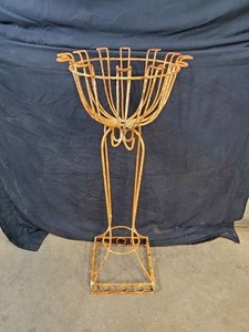 lot 39B image: New Metal Planter Basket  Vine Trellis