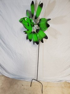 lot 47 image: New Handmade Metal Frog Wind Spinner