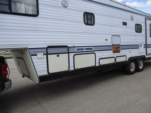 lot 1 image: 1992 Travel Supreme Fifth Wheel Camper 34