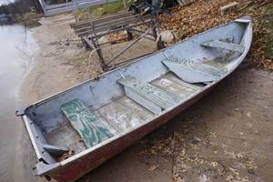 lot 6 image: 1960 14 Lund Aluminum Fishing Boat With Oars
