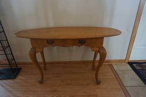 lot 11 image: Solid Wood Decorative HallEntry Table