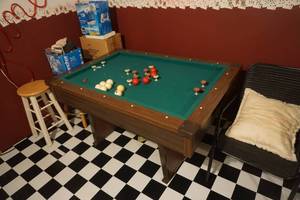 lot 8 image: Bumper Pool Table With 2 Pool CuesSticks
