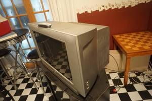 lot 15 image: Phillips 27 TV Set