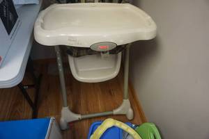 lot 35 image: Fisher Price Brand Plastic Adjustable High Chair