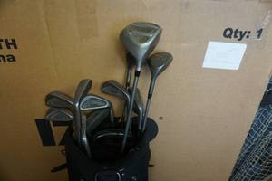 lot 40 image: Mens Golf Set With Bag